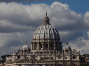 Dome from the east, Saint, Saint