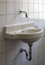 Jena, Villa Auerbach, built in 1924 by Walter Gropius, bathroom on the upper floor, old washbasin