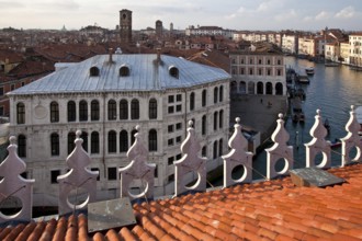 Italy Venice Palazzo dei Camerlenghi -84 on the Grand Canal next to the Rialto Bridge built 1525-28