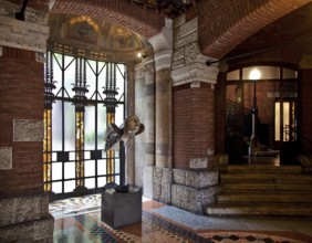 Via Vivaio corner Via Puccini 1911-1913 Vestibule with staircase and passageway to the garden