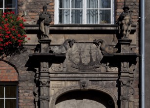 Today ulica Swietego Ducha, house 109, portal from 1605 with reliefs of a locomotive and a steam