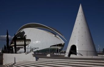 City of Arts and Sciences (cat./val. Ciutat de les Arts i de les Ciències), opera house QUEEN