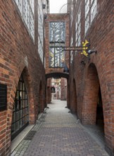 Bremen, Böttcherstraße, Robinson Crusoe House (left) and Atlantis House, connecting bridge