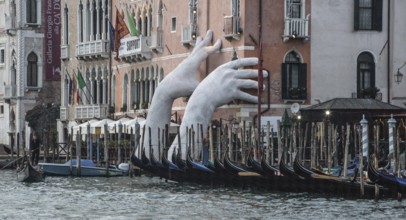 Italy Venice Grand Canal -172 Palazzo Sagredo Giant hands SUPPORT by Lorenzo Quinn installed for