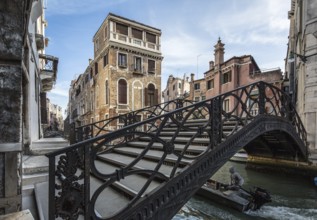 Italy Venice Cannaregio district -281 Head building between two canals on the left Rio di San