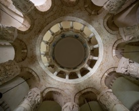 Neuvy-Saint-Sépulchre, collegiate church of St-Jacques, rotunda, view into the dome, 11 columns on