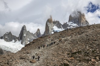 Trekking route Laguna de los Tres with a view of the summit of Fitzroy, El Chaltén, Los Glaciares