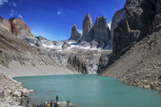 Mountaineers at the Mirador de las Torres, Torres del Paine National Park, Patagonia, Chile, South