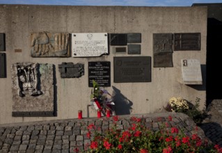 Monument to the Fallen Shipyard Workers, personal memorial plaques