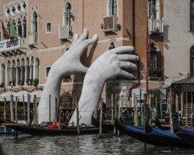 Italy Venice Grand Canal -103 Palazzo Sagredo Giant hands SUPPORT by Lorenzo Quinn installed for