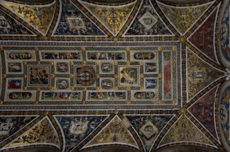 Siena, Duomo Santa Maria, Libreria Piccolomini, library with frescoes by Pinturiccio, ceiling