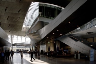 BMW site, BMW World by Coop Himmelb (l) au (2007), visitor foyer