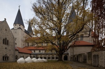 Collegiate church across the cloister courtyard from the south, St., Sankt, Saint