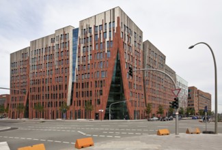 SUMATRAKONTOR in the harbour city, street fronts, designed by Erick van Egeraat, completed in 2011