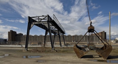 Future ECB (European Central Bank) from the south, in front disused crane runway and excavator grab