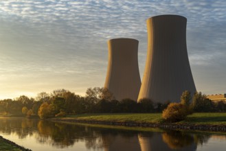 The two cooling towers of the Grohne nuclear power plant on the banks of the Weser, their surface