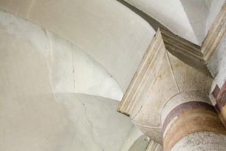 Cube capital in the south aisle, St., Sankt, Saint