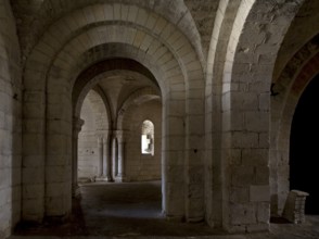 Saint-Aignan, collegiate church, crypt, portal to the ambulatory. The current Saint-Aignan church