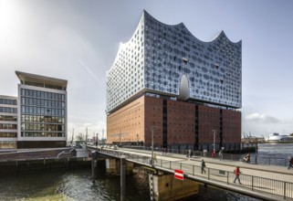 Hamburg, Elbphilharmonie, view from the north-east over the Mahatma Gandhi Bridge, designed by