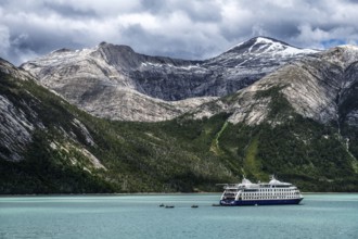 Excursion by Zodiac from the cruise ship Ventus Australis to the Pia Glacier, Cordillera Darwin,