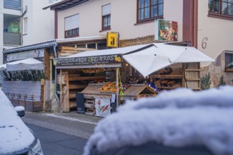 Small shop with fruit stalls in front of a building in the snow, Aidlingen, Böblingen district,