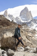 Young woman in front of lagoon de los Tres and mount Fitz Roy, Laguna de los Tres Trail, Mount Fitz