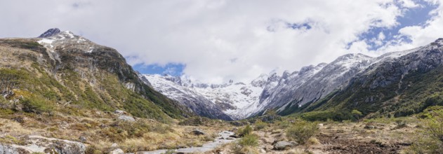 Mountain peaks behind Laguna Esmeralda, Laguna Esmeralda, Provinz Tierra del Fuego, Argentina,