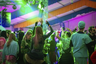 Lively dance floor full of people in colourful costumes, carnival, Schlagerkuchen Donzdorf,