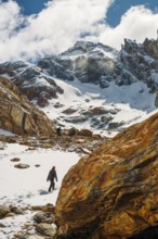 Young woman on the way to the glacier Esmeralda, Laguna Esmeralda, Provinz Tierra del Fuego,