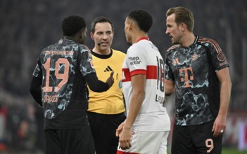 Referee Referee Benjamin Brand Gesture Gesture in conversation Discussion with Jamie Leweling VfB