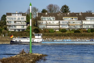 Cargo ship on the Rhine near Düsseldorf-Bockum, villas on the banks of the Rhine, the neighbourhood