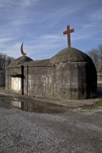 Artwork Migration object, cross and crescent on a former air-raid shelter, artist Helmut