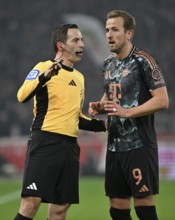 Referee Referee Benjamin Brand Gesture Gesture in conversation Discussion with Harry Kane FC Bayern