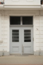 View of a double-winged entrance door of a more family house, Streetfotogrfie, Linden-Limmer,