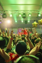 Schlagerkönig Tobee, The audience celebrates enthusiastically in front of a stage with green lights