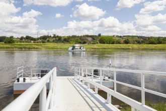 Elbe ferry Niederlommatzsch - Diesbar-Seußlitz, Niederlommatzsch ferry landing stage, ferry boat