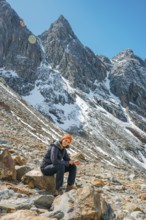 Young woman takes a short break, Laguna Esmeralda, Provinz Tierra del Fuego, Argentina, South