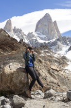 Young woman in front of lagoon de los Tres and mount Fitz Roy, Laguna de los Tres Trail, Mount Fitz