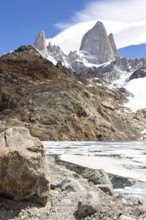 Lagoon de los Tres in front of Mount Fitz Roy, Laguna de los Tres Trail, Mount Fitz Roy, El