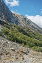 Young woman on the way to the glacier Esmeralda, Laguna Esmeralda, Provinz Tierra del Fuego,