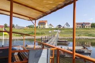 Ferry docking at the ferry terminal on the Promnitz side, in the background some houses of