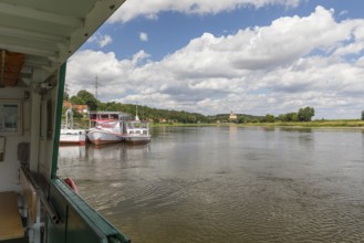 Elbe ferry from Niederlommatzsch to Diesbar-Seußlitz, Althirschstein Castle in the background,