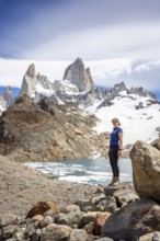 Young woman in front of lagoon de los Tres and mount Fitz Roy, Laguna de los Tres Trail, Mount Fitz