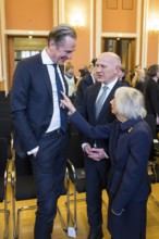 Margot Friedländer (Holocaust survivor, r.) points to the Brandenburg Tor on the tie of Mathias