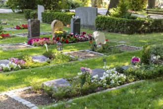 Occupied and empty grave sites for urn graves at the Alleestraße cemetery in Riesa, Saxony,