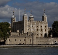 Section with White Tower from the south-west across the Thames