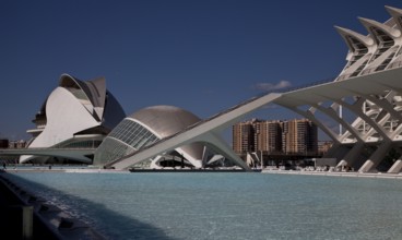 City of Arts and Sciences (cat./val. Ciutat de les Arts i de les Ciències), on the right MUSEO DE