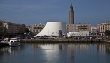 Left: cultural centre 1972-78 by Oskar Niemeyer, behind: tower of St Joseph's Church 1951-59 by