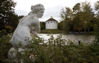 Bathing Venus and the Temple of Vesta