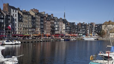 Built since 1668, row of houses on Quai Ste-Catherine, on the right LIEUTENANCE residence for the